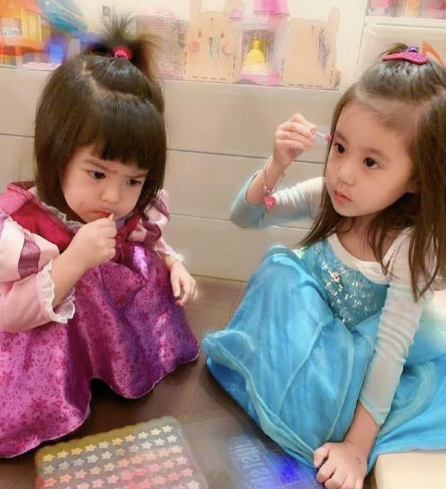 贾静雯50岁美如少女，成都街头带娃逛街，咘咘波妞谁更惊艳？