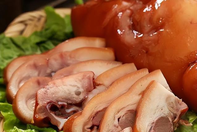 猪头肉被嫌油腻多年，医生却说：适量吃能补4种营养？
