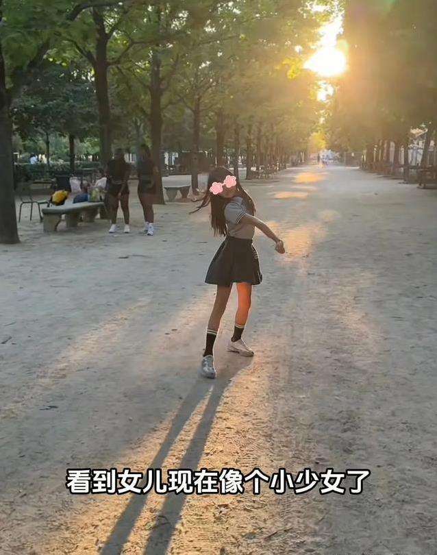 伊能静一家出国玩，秦昊变超宠奶爸，9岁米粒骑肩上幸福爆棚