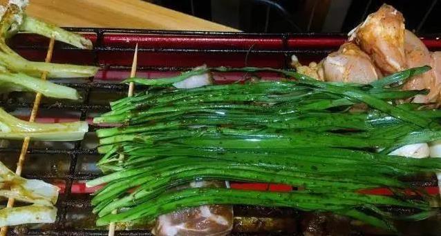 一把韭菜也能成大菜？3步烤出香脆味，比肉串还抢手！
