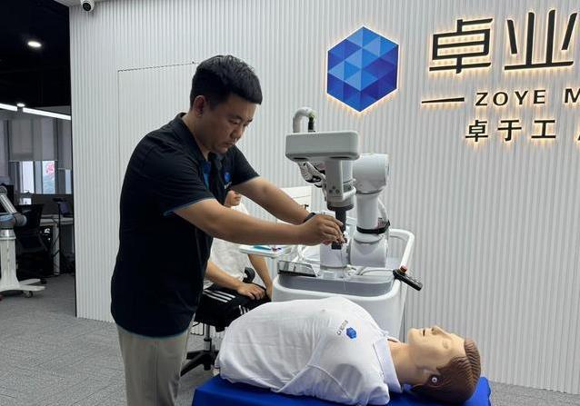 青岛造全球首台AI手术神器，针尖精准到头发丝，医生都惊了