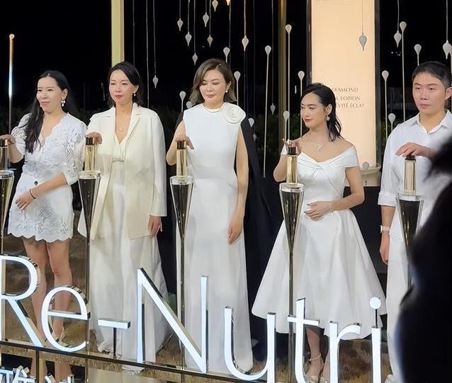 62岁关之琳脸肿难认，53岁朱茵身高硬伤，港圈女神今何在？