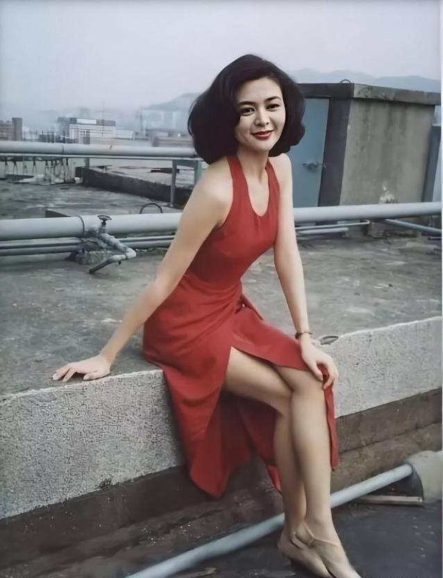 62岁关之琳脸肿难认，53岁朱茵身高硬伤，港圈女神今何在？