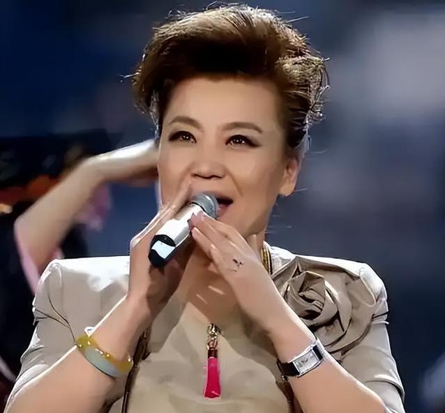 她唱红豫剧却被奶奶收回艺名，离婚风波后仍站春晚，凭啥还敢唱？