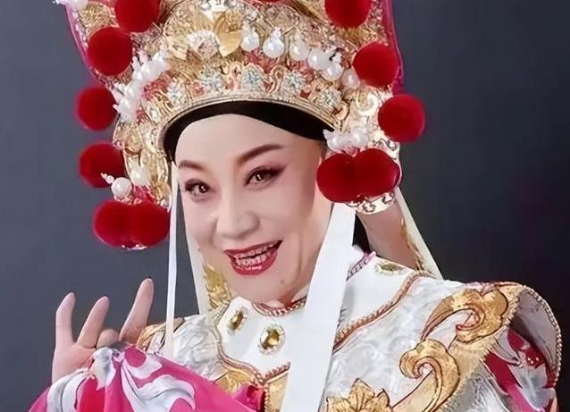她唱红豫剧却被奶奶收回艺名，离婚风波后仍站春晚，凭啥还敢唱？