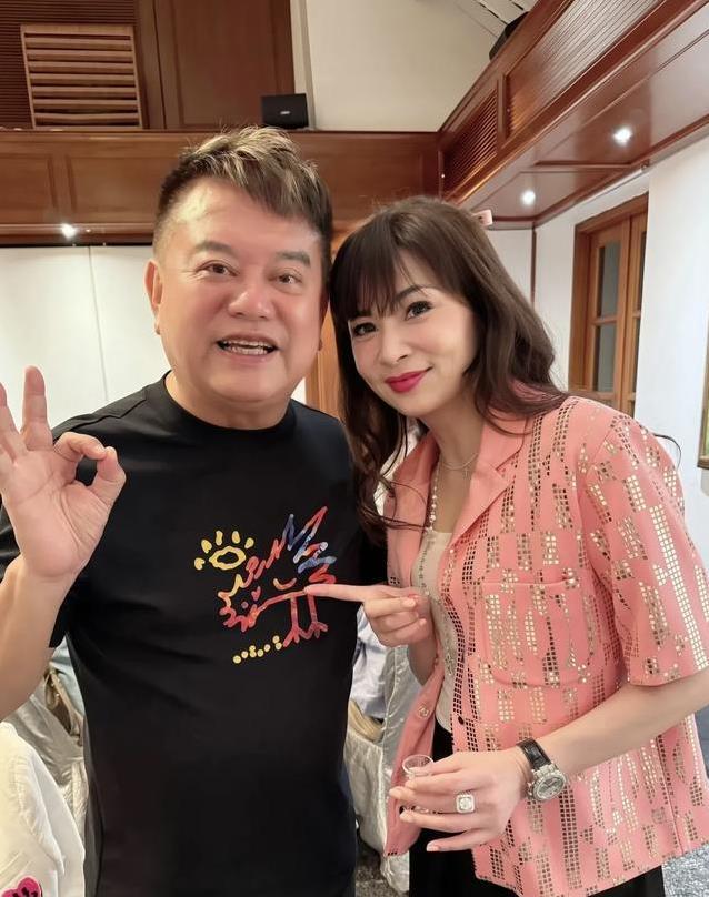 谭咏麟75岁生日大聚会，陈百祥意外现身，50年友情破冰了吗？