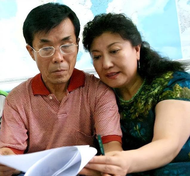 高秀敏去世20年后，77岁何庆魁新恋情曝光，甜蜜喂果子羡煞旁人