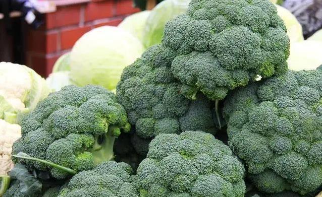 花菜白嫩西兰花翠绿，口感差别大，你更爱哪个？