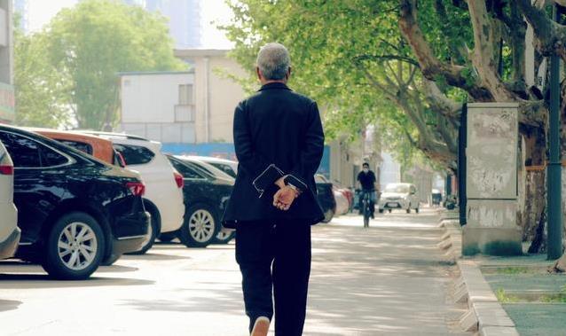 老人背手走路真能防摔倒?科学数据揭秘背后原因_新闻看看