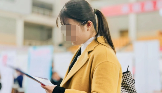 女生离职后谎称工作忙不敢回家 网友叹：感同身受