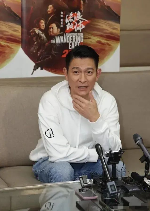 一女子撞脸刘德华走红 答案其实是AI换脸  