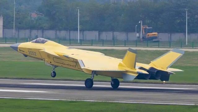 成飞首次展示黄皮歼-20A，怎么都是粗脖子版？它有哪些新变化 体系化试飞组训升级