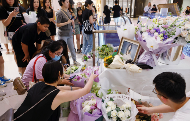 上海市民悼念香港歌手李玟 李玟为灾区群众发放物资画面曝光 