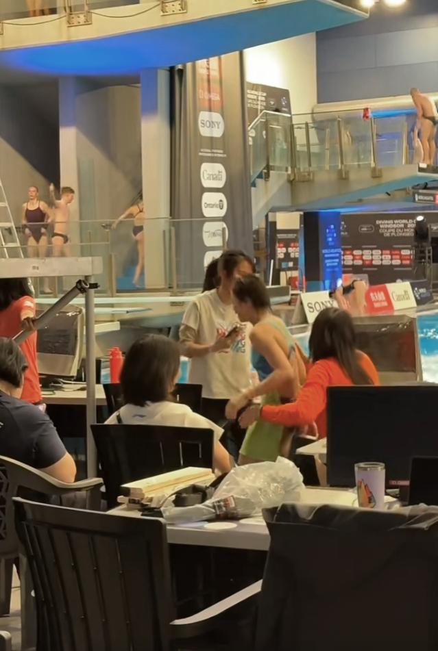 全红婵坐郭晶晶怀里合影笑开花 跳水女皇间的温馨瞬间