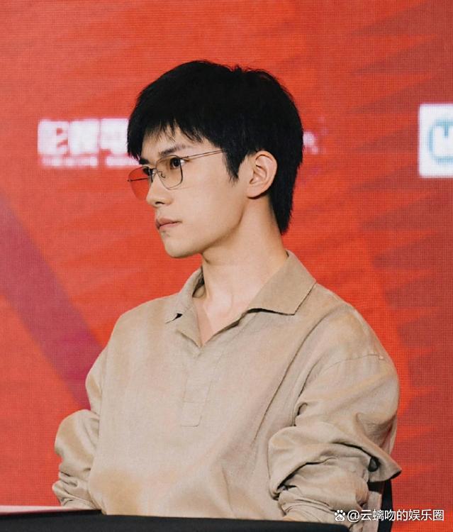 很意外但是易烊千璽的話很合理！易烊千璽回應(yīng)頒獎禮上的那句：寧愿犯錯，不要無聊！