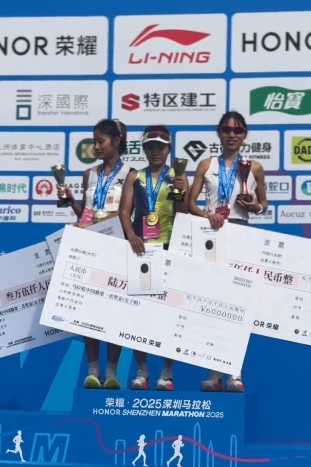 “最快女護士”深圳馬拉松再登領(lǐng)獎臺
