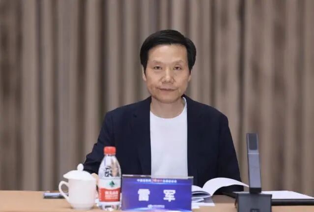 雷军:智驾开车千万别睡觉