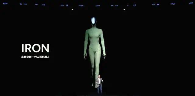 小鹏汽车董事长及创始人何小鹏在发布会介绍人形机器人“IRON”，图源何小鹏官方视频号