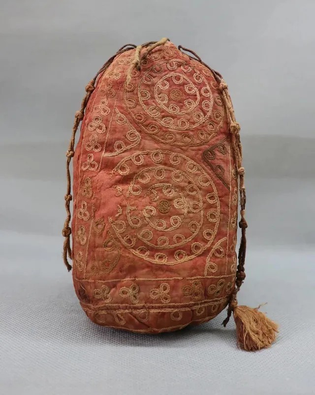 唐红地刺绣圆珠纹绫袋，甘肃省博物馆