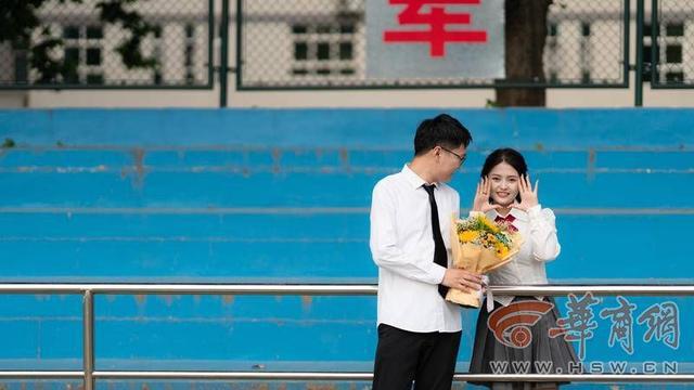 毕业典礼一对硕士给校长发糖 恋爱7年已领证