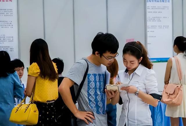 顶不住了，985毕业生纷纷抱团离开北上广