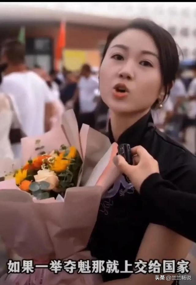 今年高考，两位妈妈火爆全网，一位让人泪目，一位让人惊叹