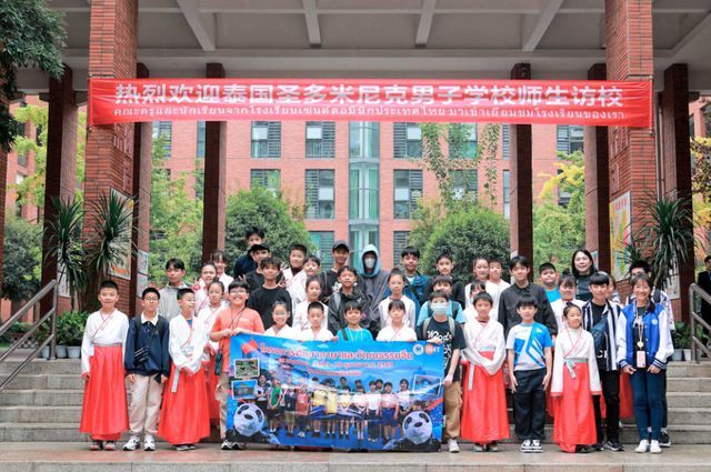 将汉字的魅力展现给泰国友人!