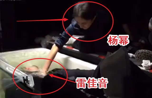 好温柔！杨幂骑坐男演员肩上拍打戏 打完暖心摸头