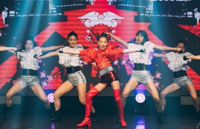 郭台铭女儿现身富士康年会现场 登台跳舞星味十足