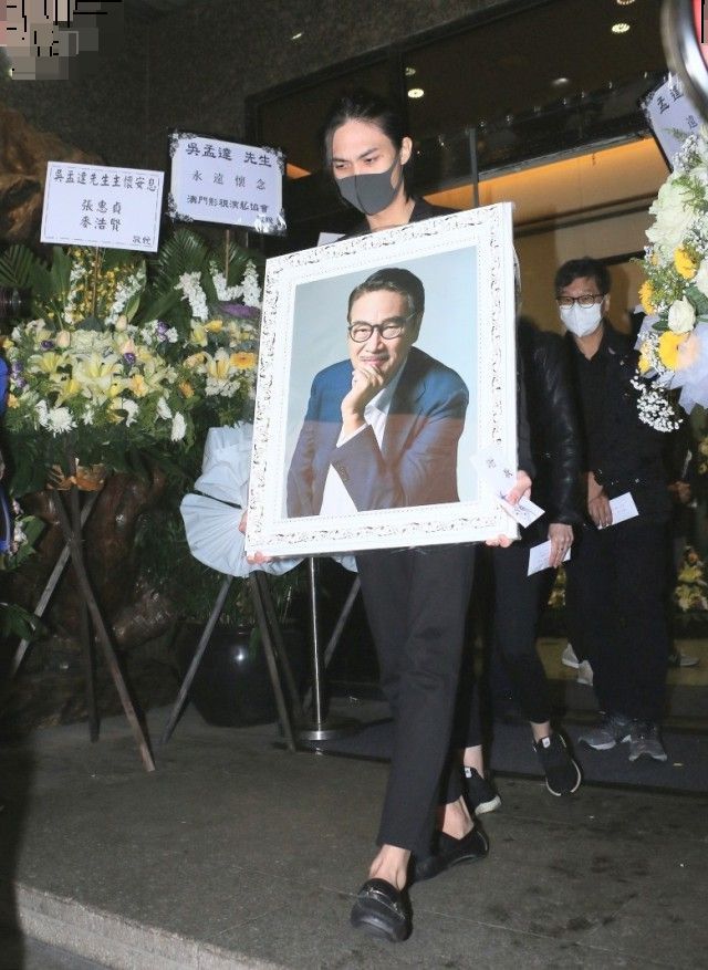 吴孟达出殡5儿女现身显憔悴 90多岁母亲未露面