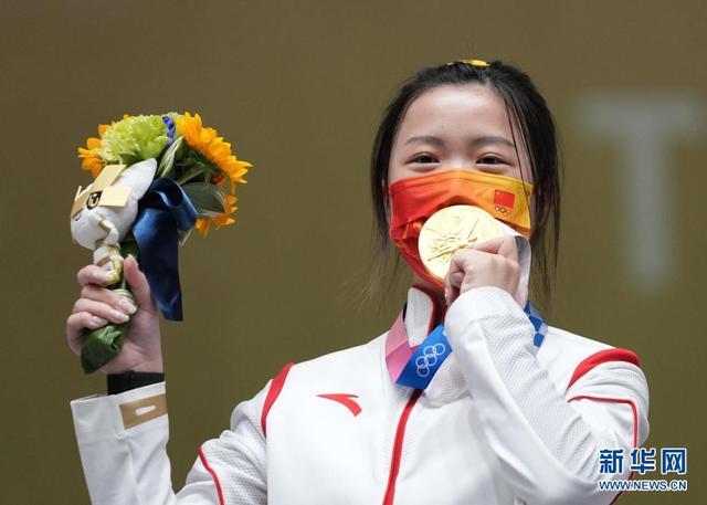 杨倩拿下奥运首金 父母笑称：以后姑娘不愁嫁了