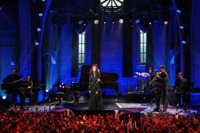 莫文蔚月光下新歌首唱会 300万观众看《爱无所畏》唯美开唱