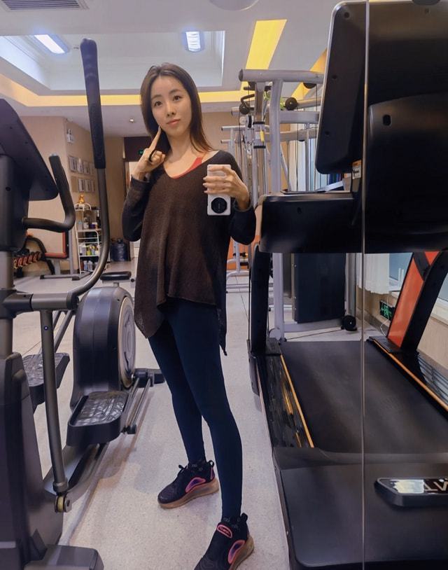 李思思素颜健身脸蛋红扑扑一双大长腿笔直纤长