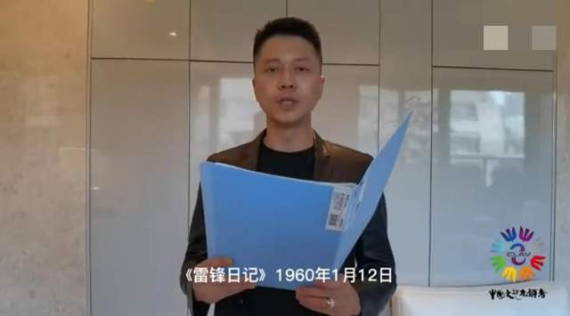 李小萌大方晒产后身材 生娃3月后肚子仍有肉 