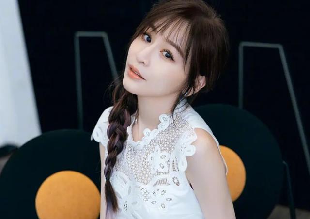 近日,王心凌在深圳商演,楼盘老板赖俊霖坐在第一排