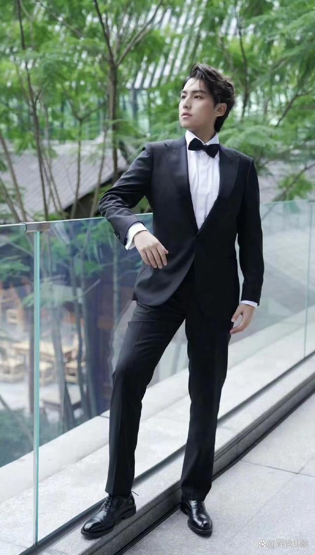 娄艺潇新男友索朗顿珠个人资料简介  北舞毕业曾共演音乐剧