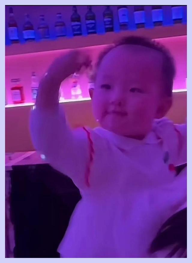 黄一鸣说女儿蹦迪随王思聪 网友吐槽"不要再蹭孩子热度了"！