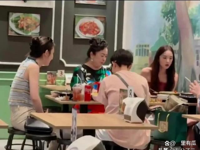 娜扎带妈妈泰国度假 妈妈气质高贵优雅一脸富贵相！