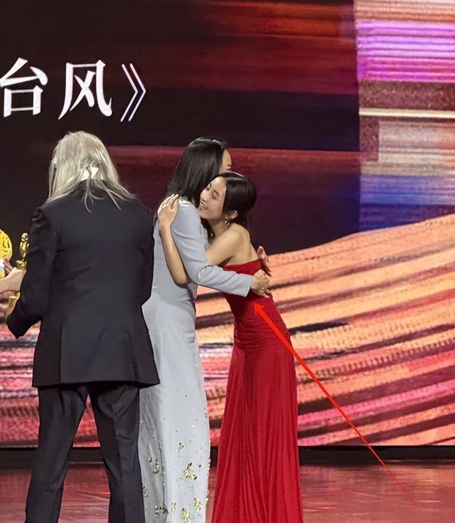 第32屆大學生電影節閉幕紅毯，孫怡紅發驚艷吸睛，馬思純優雅大氣 紅毯造型引熱議