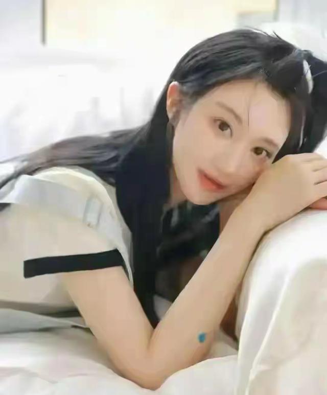 北京一校花师姐,太漂亮了!拍不出她万分之一的好意思,太迷东谈主了 北电新晋校花栾一诺