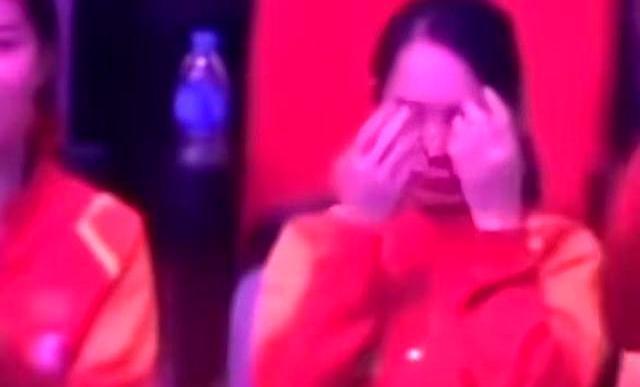 孙颖莎何卓佳挽手一起走 国乒姐妹情深