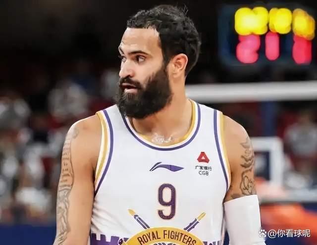 王者归来即封神！狂砍31+5+5 专接廖三宁“丢锅球”的救世主？一人扛着球队走