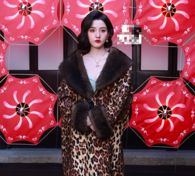 宋祖儿豹纹大衣守旧明伶造型