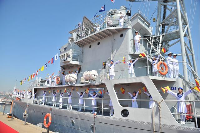 海军退役昭通号导弹护卫舰作为爱国主义教育基地在山东青岛亮相