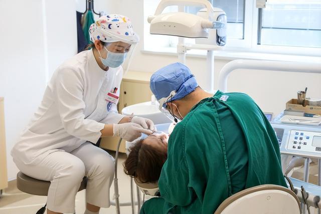 口腔环境差影响全身，39岁女子因牙周病掉光牙齿