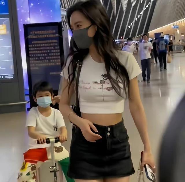 杨颖迪士尼陪儿子玩海盗船，母子玩得尽兴！小海绵侧脸太像黄晓明