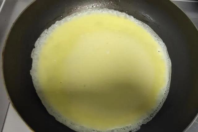 早餐鸡蛋饼，只需鸡蛋面粉搅一搅，简单快手又美味