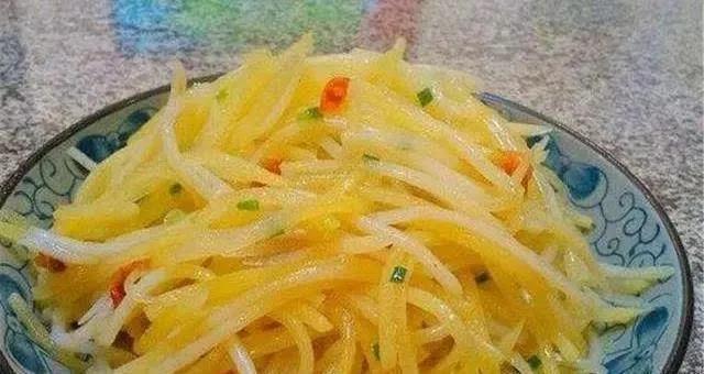 炒土豆丝总是粘锅，那是因为没掌握技巧，这样去做好吃不粘锅