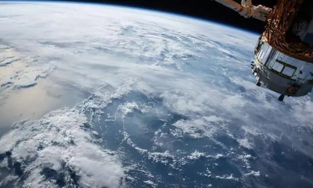太阳表面温度接近6000℃，地球都晒热了，为何太空却那么冷？