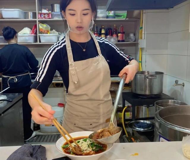 重庆小面馆，因98年美女老板娘走红，有客人飞1000多公里一睹芳容